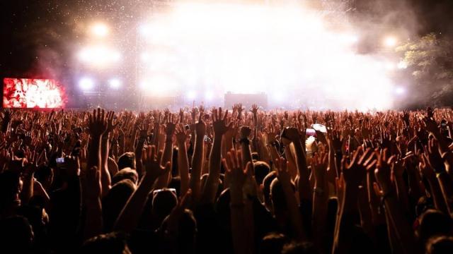 Una multitud de personas disfruta de un concierto al aire libre