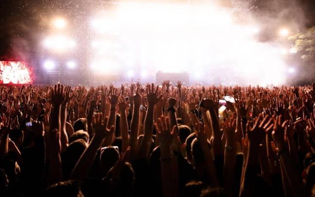 Una multitud de personas disfruta de un concierto al aire libre