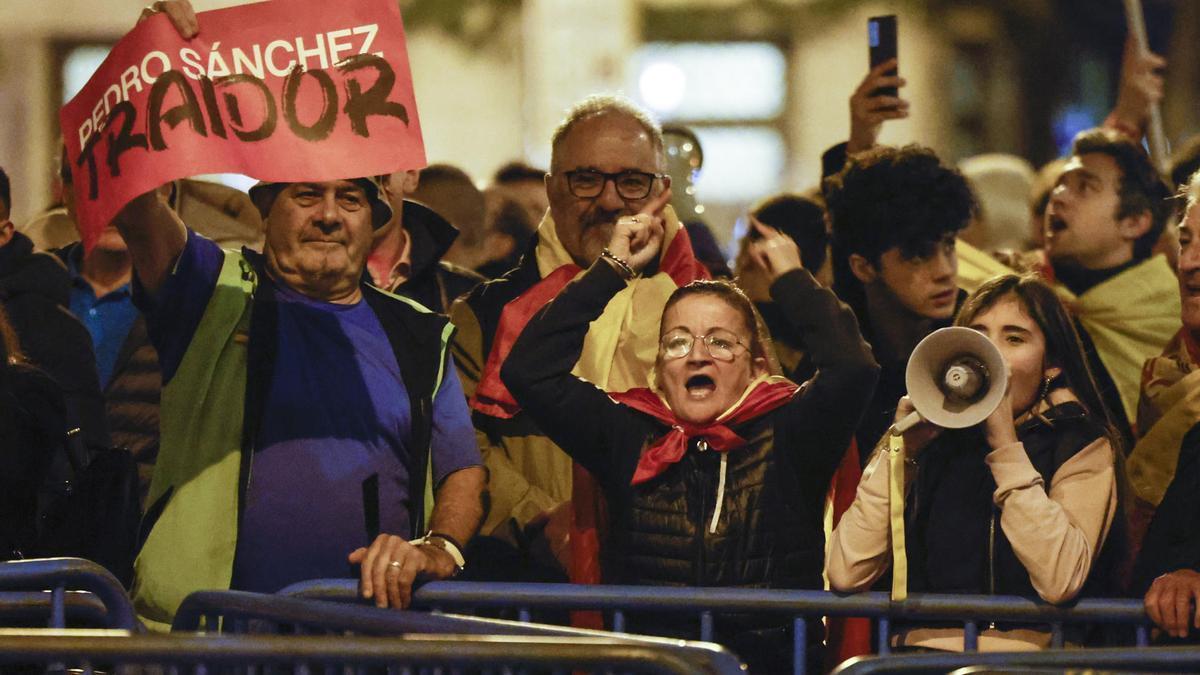 Concentración convocada contra la ley de amnistía frente a la sede del PSOE de la calle Ferraz