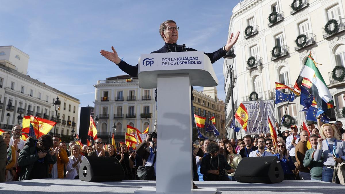 El presidente popular, Alberto Núñez Feijóo, interviene ante los congregados en la Puerta del Sol de Madrid