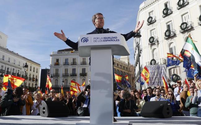 El presidente popular, Alberto Núñez Feijóo, interviene ante los congregados en la Puerta del Sol de Madrid