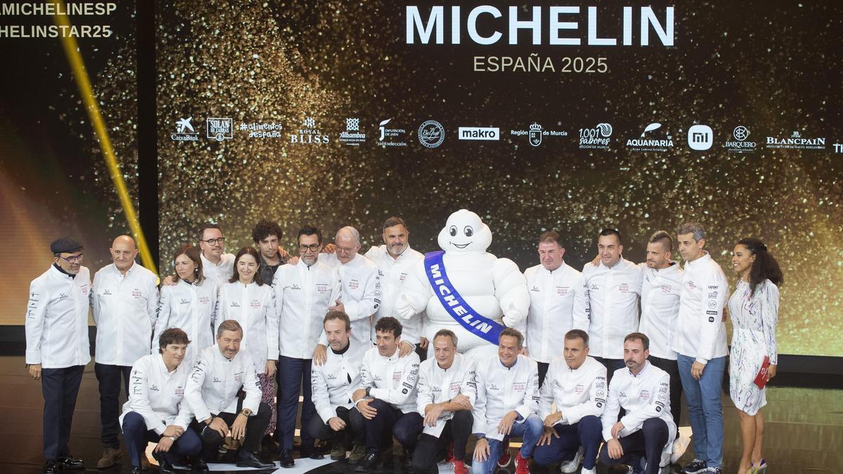 Imagen de familia de los galardonados con dos y tres Estrellas Michelin.