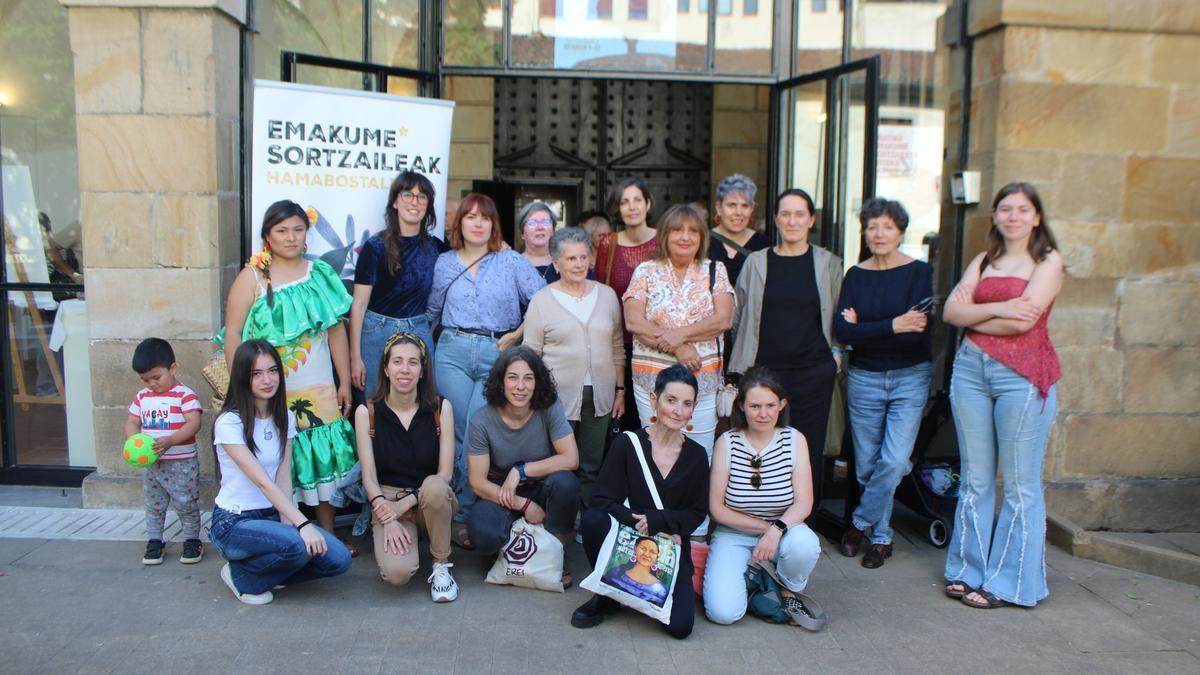 Algunas de las mujeres creadoras que protagonizan la exposición abierta en Santa Ana antzokia.