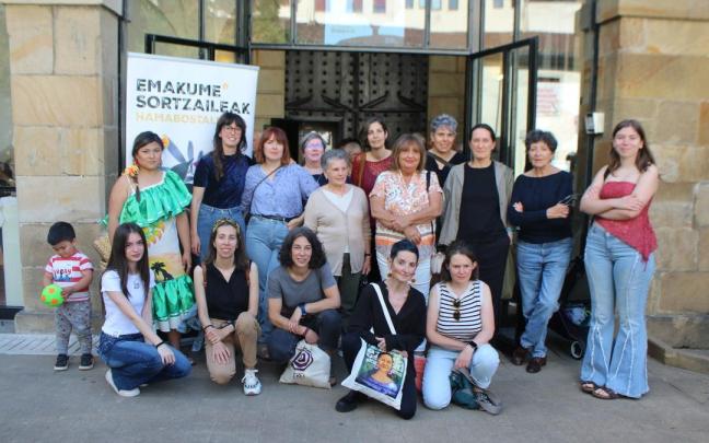 Algunas de las mujeres creadoras que protagonizan la exposición abierta en Santa Ana antzokia.
