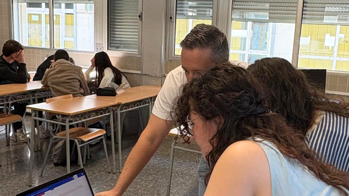 El profesorado consulta las métricas de Authory.tech durante una prueba piloto en el aula.