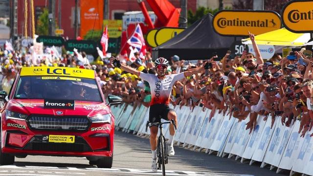 Ion Izagirre festeja la victoria de etapa en el Tour de 2023.