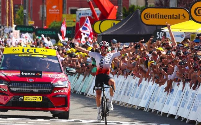 Ion Izagirre festeja la victoria de etapa en el Tour de 2023.