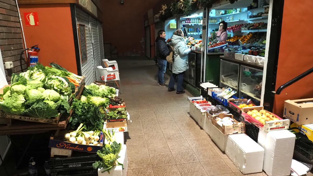 Amaia Mendikute atendiendo a unos clientes en el puesto de frutas la tarde del viernes.