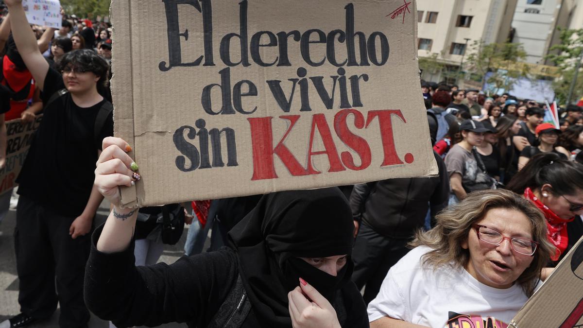 Miles de personas se concentraron este domingo en la emblemática Plaza Italia de Santiago para conmemorar el séptimo aniversario del estallido social en Chile de 2019 y para protestar por la débil situación económica y los millonarios recortes del Gobierno de José Antonio Kast.