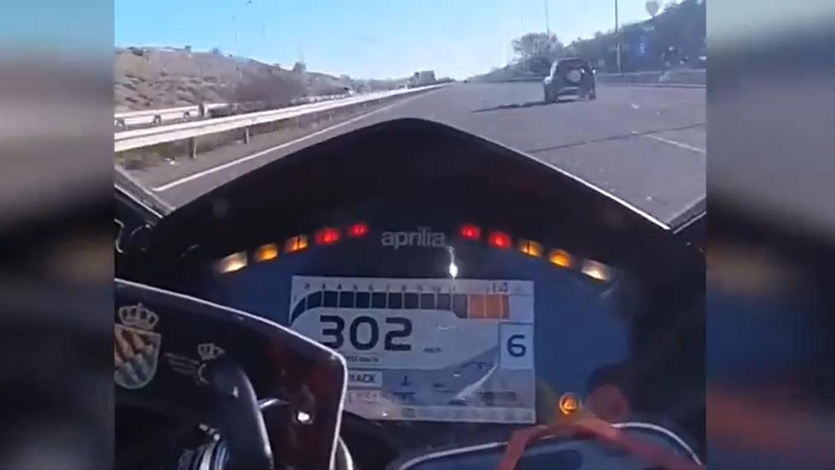 El detenido grabándose conduciendo a 302 km/h.