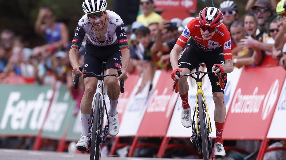 Esprint entre Almeida y Vingegaard.