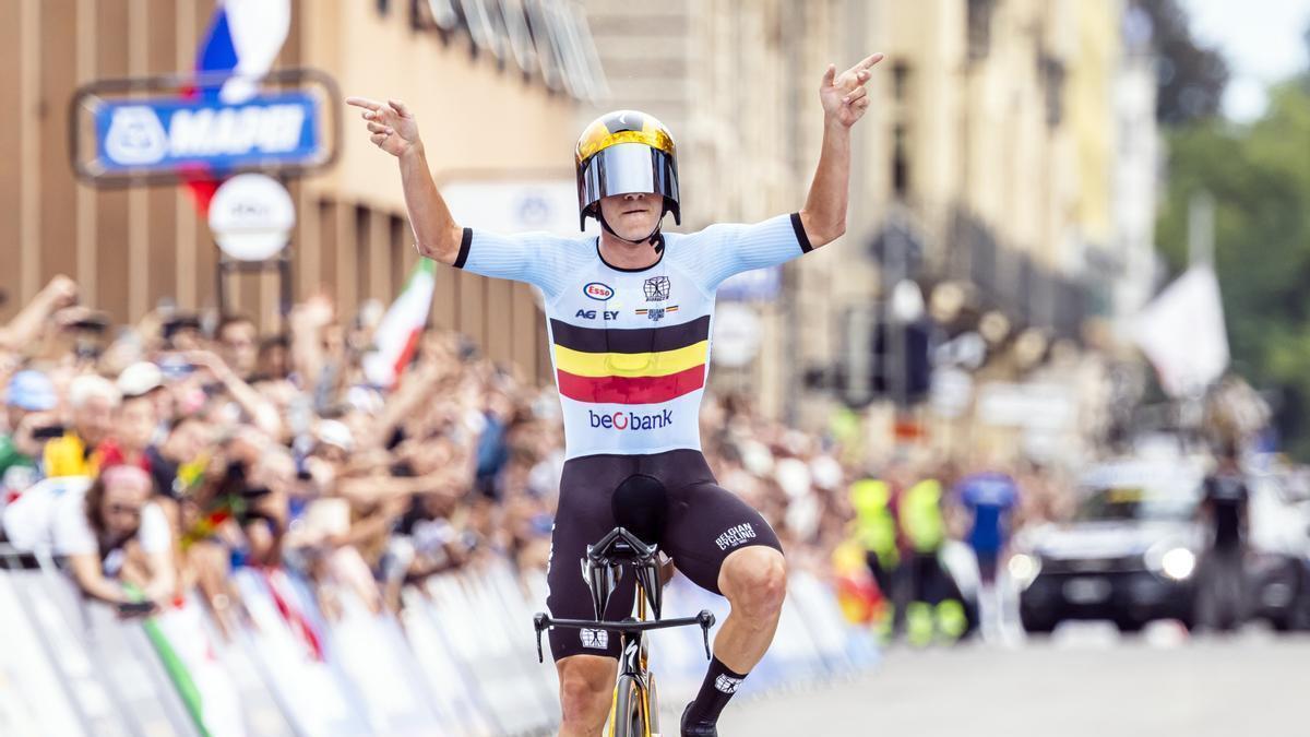 Remco Evenepoel celebra la victoria.