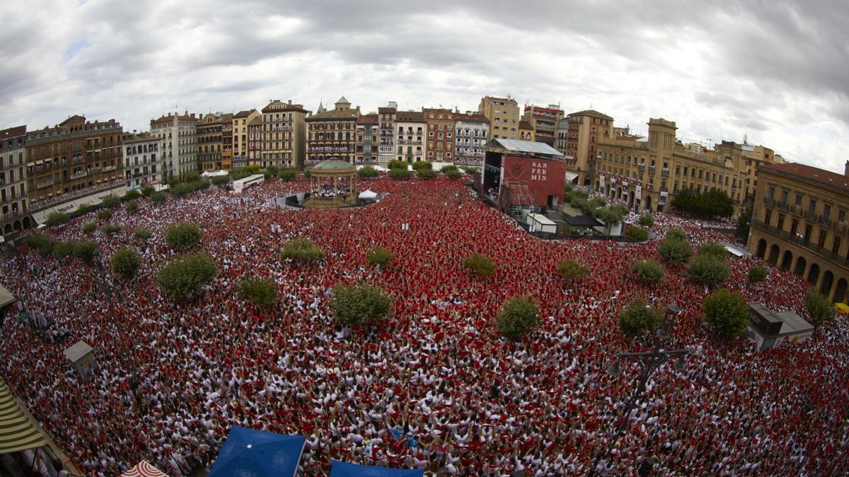 Vista de la plaza del Castillo de Pamplona durante el Chupinazo.