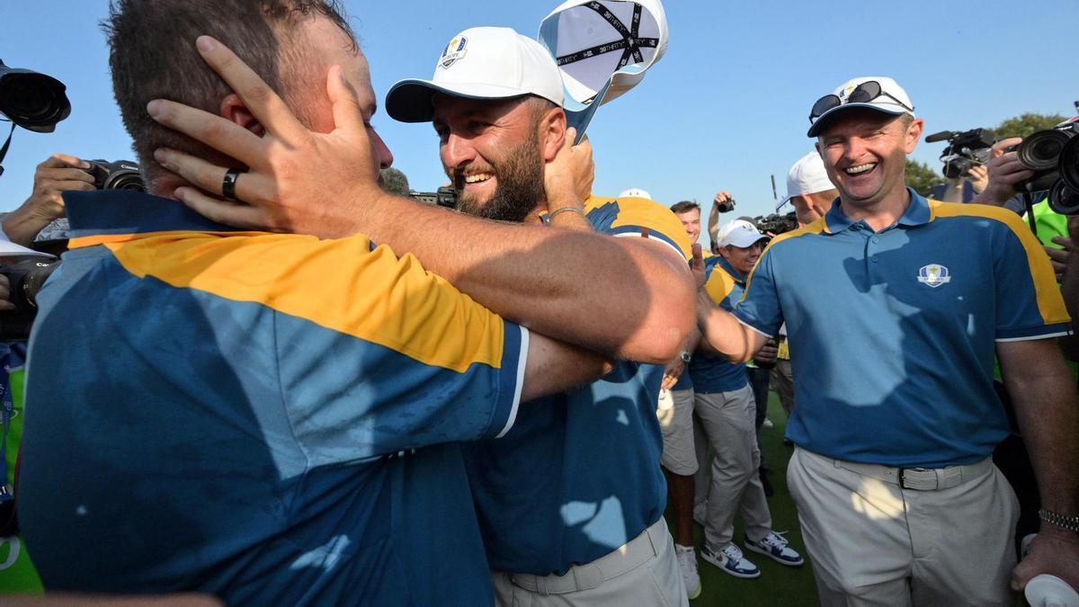 Shane Lowry (i) y Joe Rahm (C) del equipo Europa celebran después de vencer a Estados Unidos en la Ryder Cup