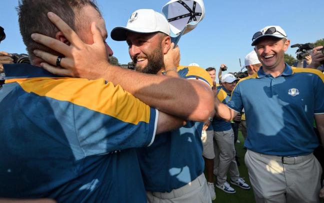 Shane Lowry (i) y Joe Rahm (C) del equipo Europa celebran después de vencer a Estados Unidos en la Ryder Cup