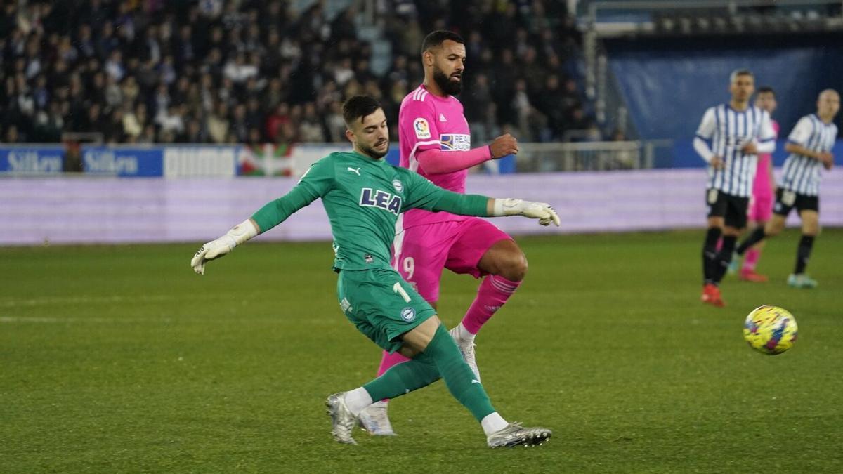 Sivera despeja el balón durante el partido contra el Burgos