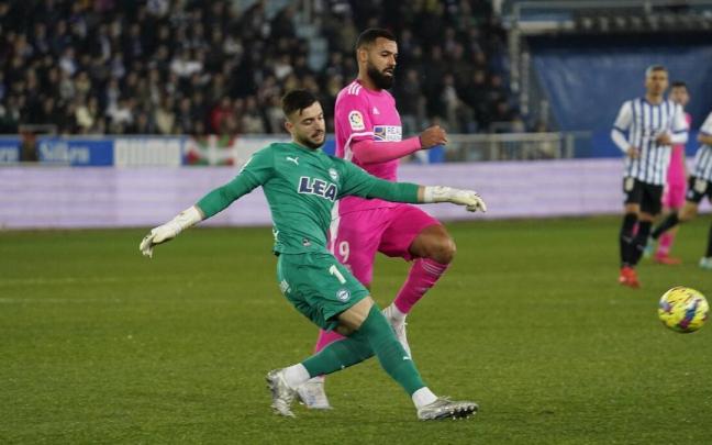 Sivera despeja el balón durante el partido contra el Burgos Sivera despeja el balón durante el partido contra el Burgos