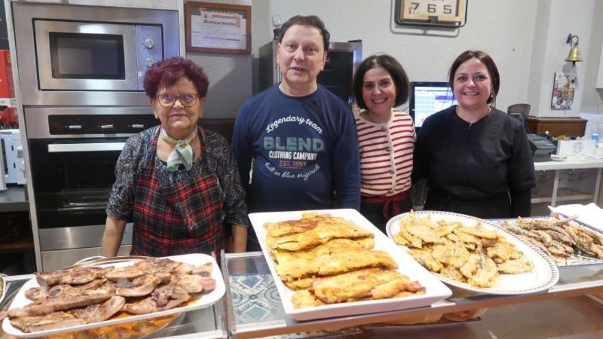 Tina, Ángel, Tina y Carlota, en la barra del Alameda.