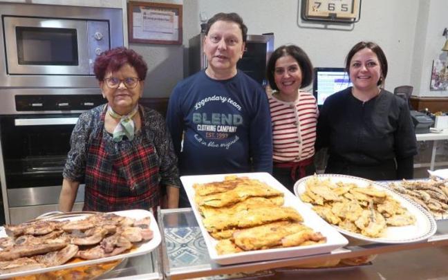 Tina, Ángel, Tina y Carlota, en la barra del Alameda.