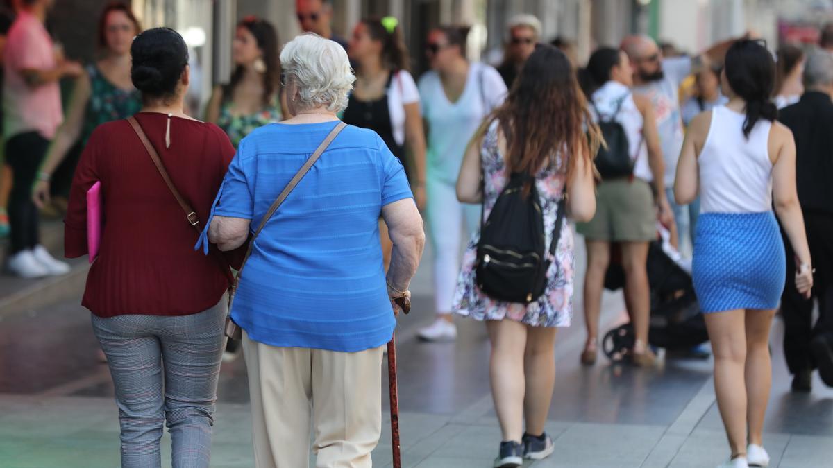 Gente paseando por la calle.