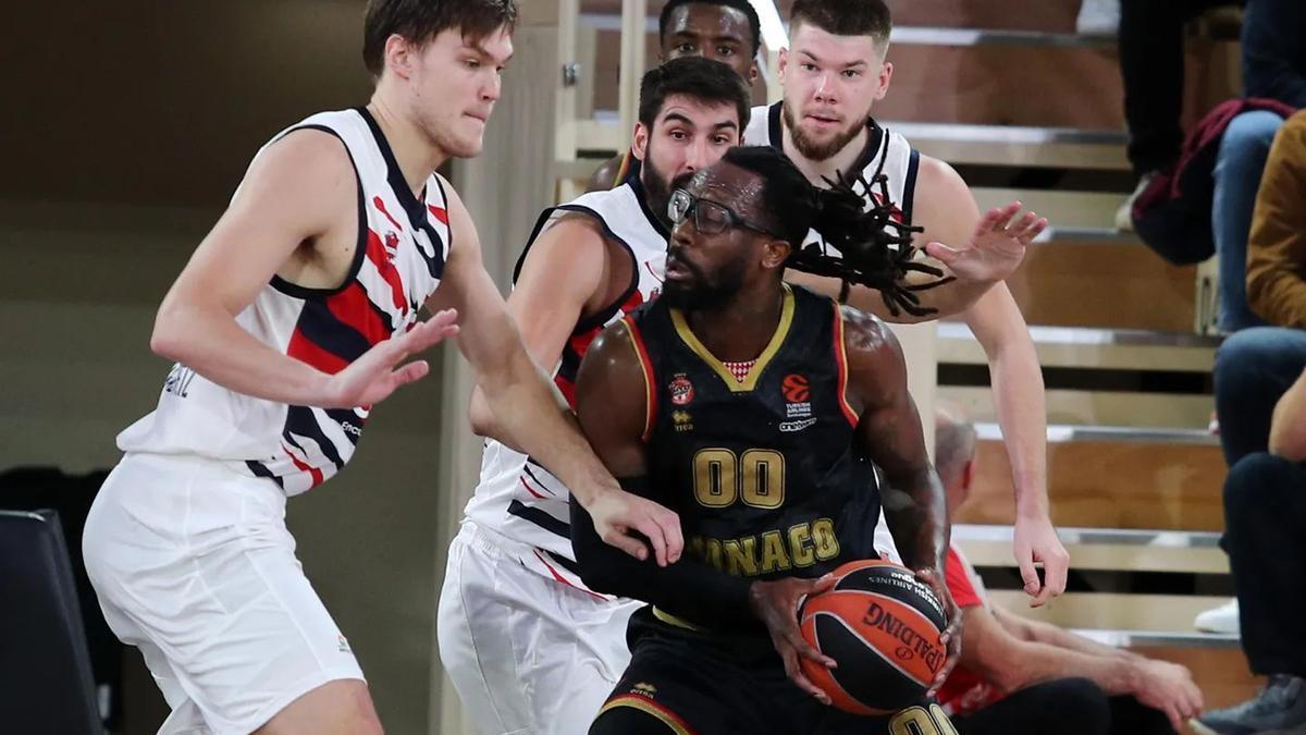 Kotsar, Dani Díez y Giedraitis defienden a Brown, durante el partido de ida