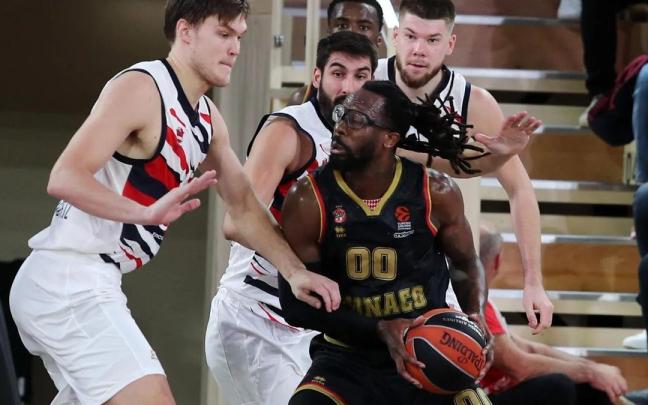 Kotsar, Dani Díez y Giedraitis defienden a Brown, durante el partido de ida