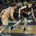 Agustín Ubal sube el balón ante Jokubaitis.