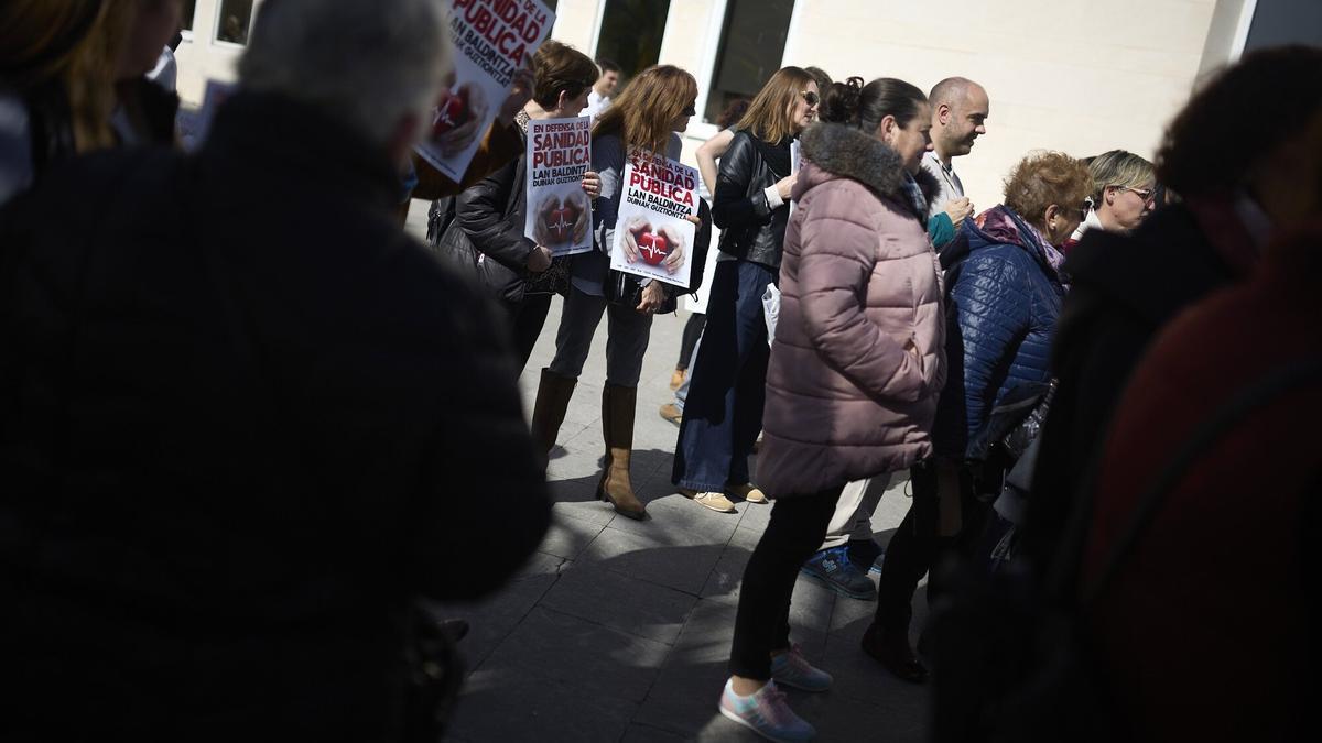 Concentración de la intersindical y la Plataforma Navarra de Salud en Pamplona.