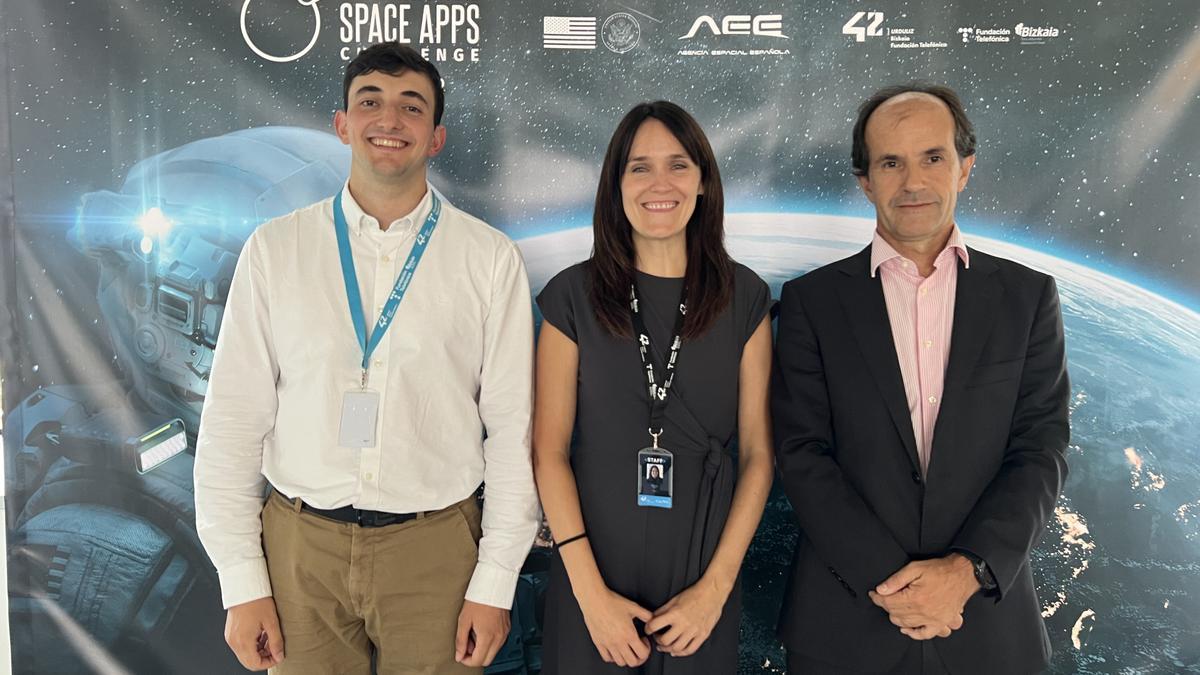 Estibaliz Léon, directora de 42 Urduliz Bizkaia Fundación Telefónica, acompañada por Rubén Concejo, ‘local lead’ NASA SpaceApps Bilbao Challenge 2025, y Joseba Mariezkurrena, director general de Emprendimiento, Talento y Competitividad Empresarial en DFB