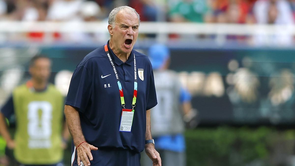Bielsa da instrucciones durante el partido contra España.