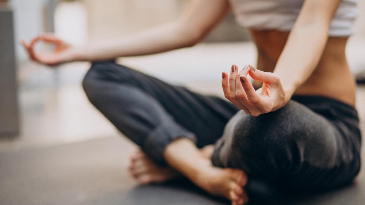 Mujer practicando yoga.