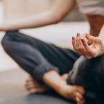 Mujer practicando yoga.