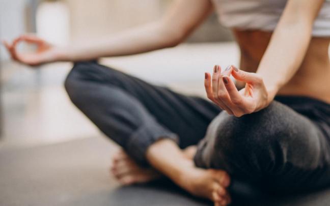 Mujer practicando yoga. Mujer practicando yoga.
