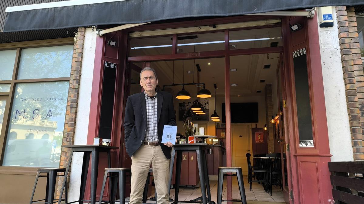 Jabier Muguruza delante del Café Roma de Irun