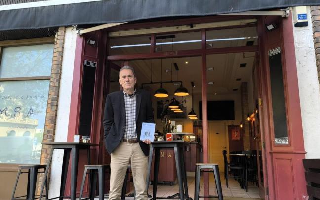 Jabier Muguruza delante del Café Roma de Irun