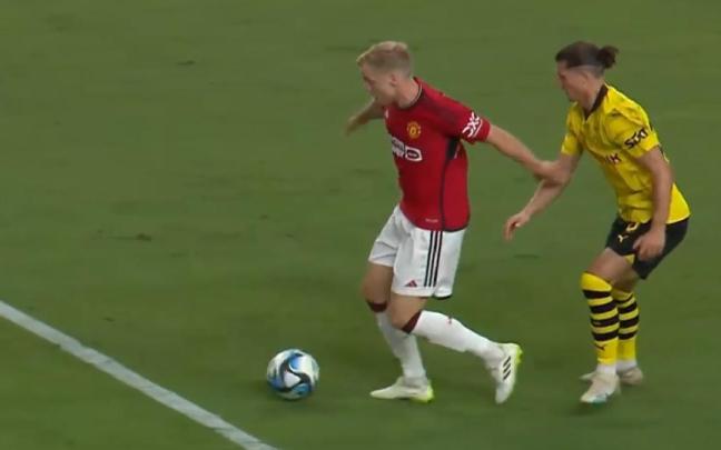 El jugador del Manchester United, Donny Van de Beek, ante el Borussia Dortmund. / N.G.