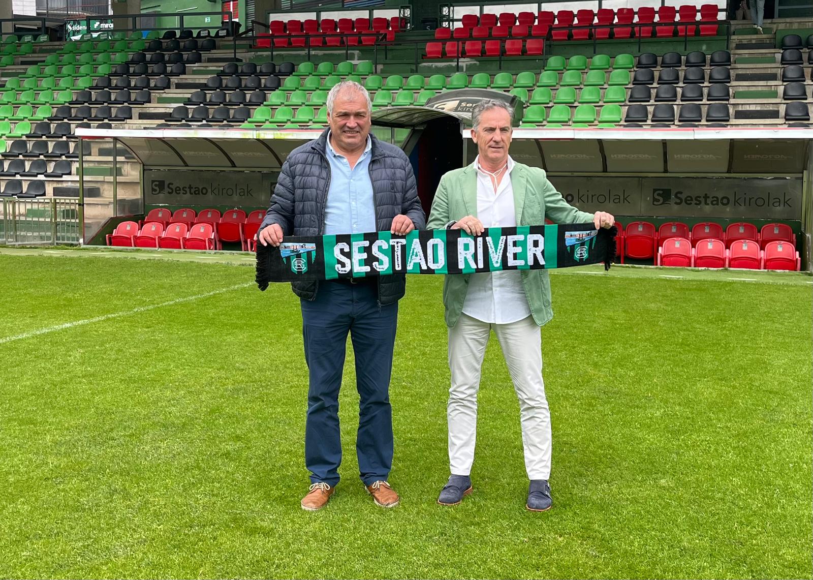 Ángel Castro y Aitor Larrazabal, presidente y nuevo director deportivo del Sestao River, respectivamente, posando sobre el verde de Las Llanas