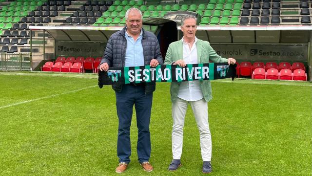 Ángel Castro y Aitor Larrazabal, presidente y nuevo director deportivo del Sestao River, respectivamente, posando sobre el verde de Las Llanas