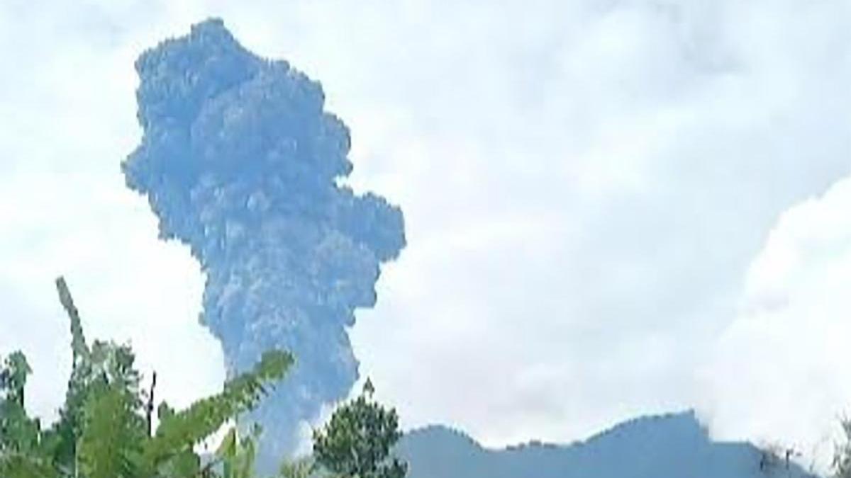 El rescate de lso desaparecidos ha tenido que ser interrumpido este lunes debido a nuevas y menores erupciones.