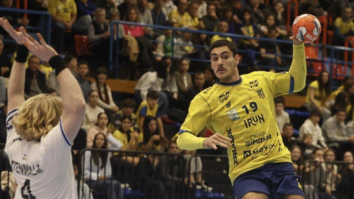 El jugador del Irudek Bidasoa Irun Julen Mujika, en el partido de la pasada temporada ante el Ystads sueco. JAVI COLMENERO