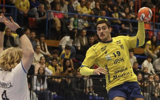 El jugador del Irudek Bidasoa Irun Julen Mujika, en el partido de la pasada temporada ante el Ystads sueco. JAVI COLMENERO