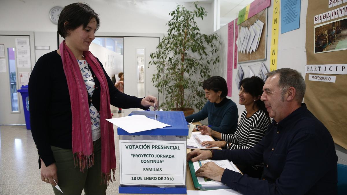 Una madre votando durante el proceso para decidir sobre la jornada continua.