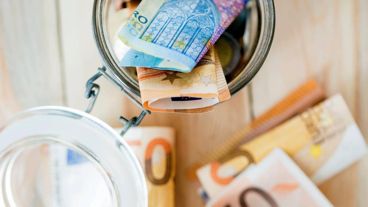 Una hucha con billetes de dinero
