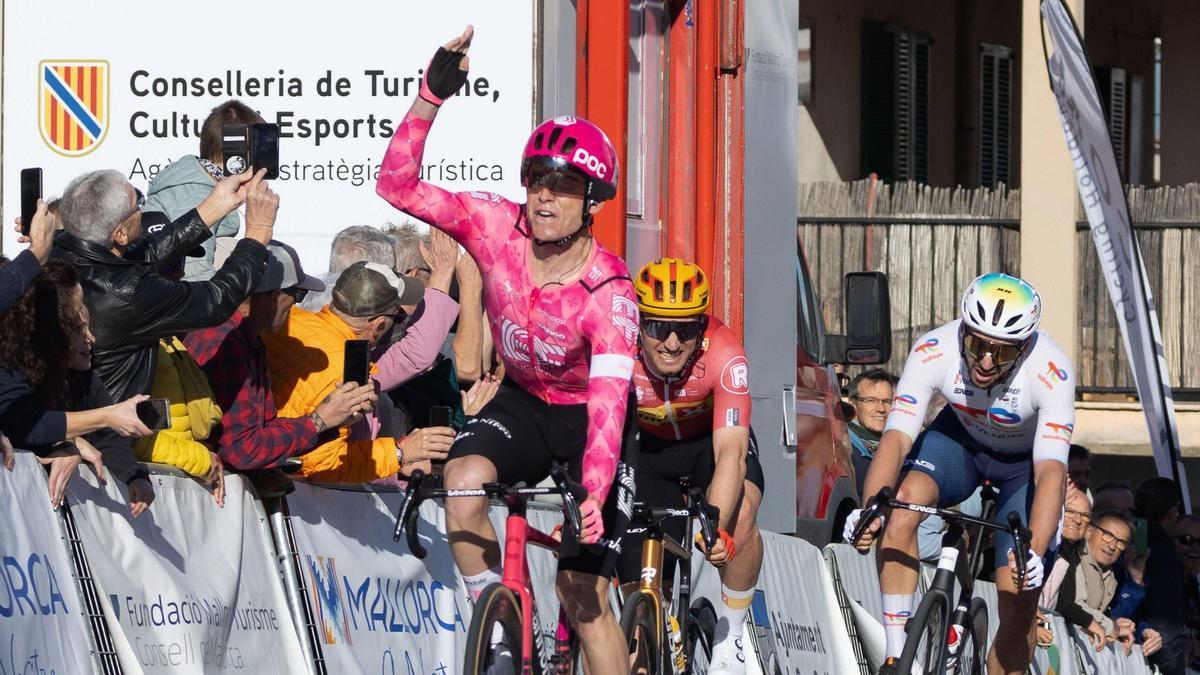 El ciclista neerlandés Marijn Van den Berg celebra la victoria a su llegada a la meta en Colonia de Sant Jordi.