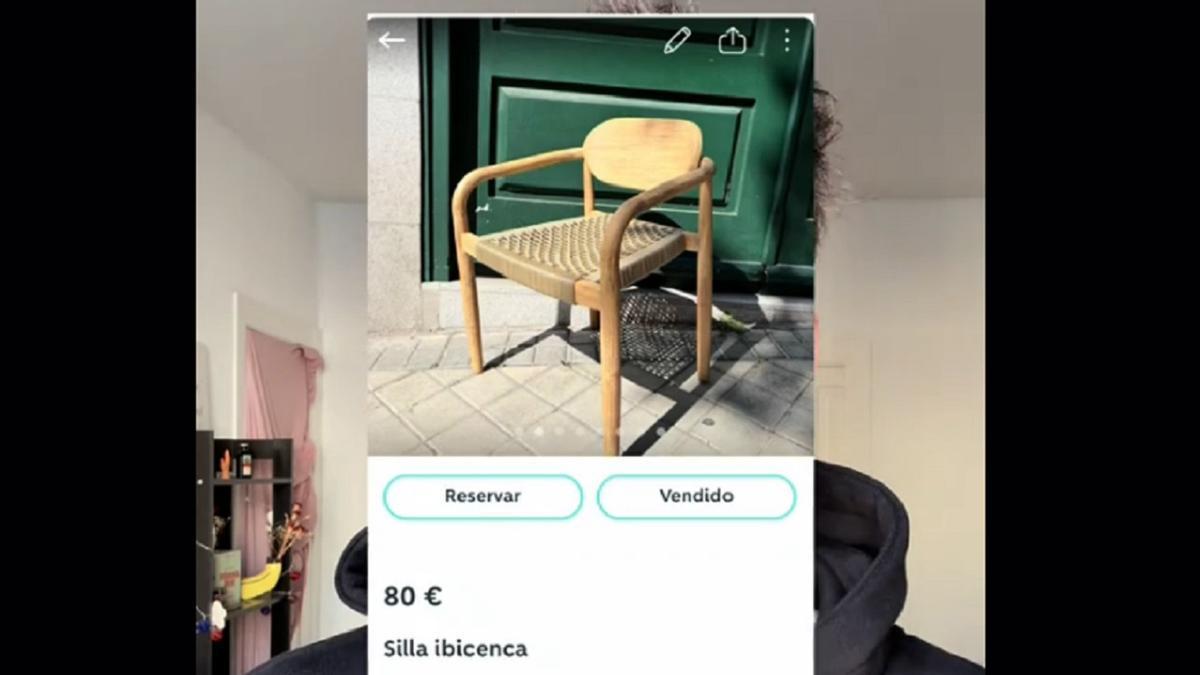 El vendedor, con la silla de la discordia.