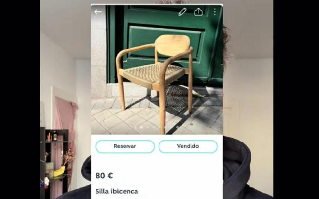 El vendedor, con la silla de la discordia. / TikTok (@jaribasol) El vendedor, con la silla de la discordia.