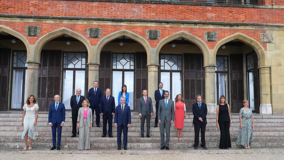 Urkullu en las escalinatas del Palacio de Miramar junto a sus consejeros y representes institucionales de Gipuzkoa.