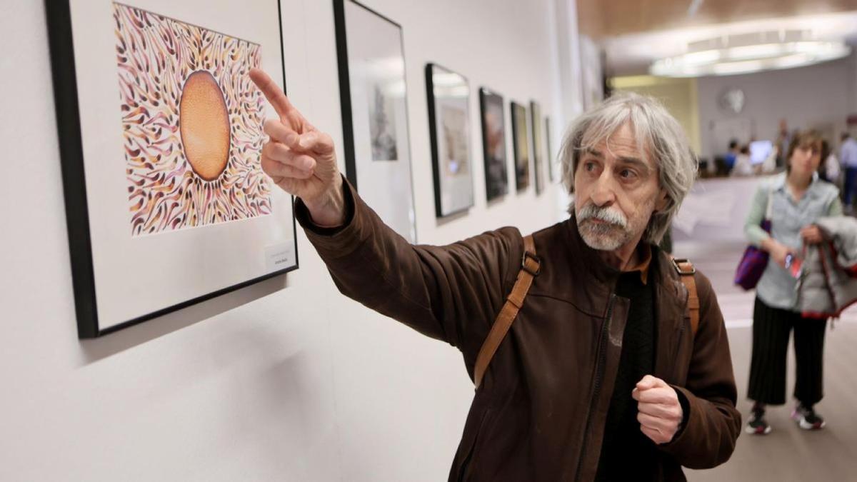 Andrés Basilio, ganador del concurso Argizaiola 2024, muestra la fotografía que le dio el primer premio y que también estará presente en la cita de mayo en Eibar