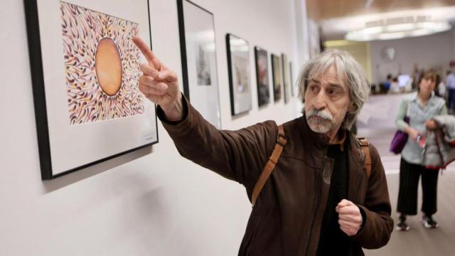 Andrés Basilio, ganador del concurso Argizaiola 2024, muestra la fotografía que le dio el primer premio y que también estará presente en la cita de mayo en Eibar / NDA Andrés Basilio, ganador del concurso Argizaiola 2024, muestra la fotografía que le dio el primer premio y que también estará presente en la cita de mayo en Eibar