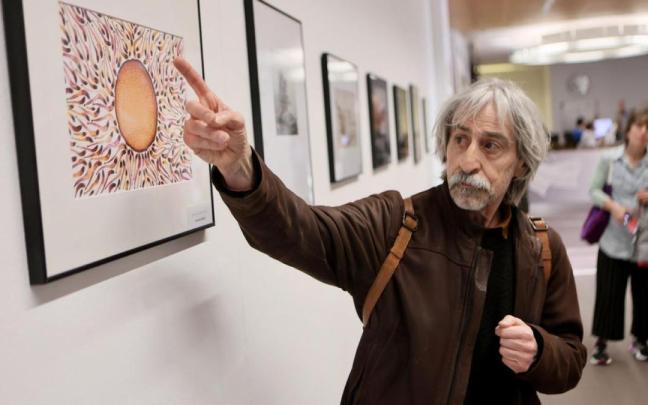 Andrés Basilio, ganador del concurso Argizaiola 2024, muestra la fotografía que le dio el primer premio y que también estará presente en la cita de mayo en Eibar / NDA Andrés Basilio, ganador del concurso Argizaiola 2024, muestra la fotografía que le dio el primer premio y que también estará presente en la cita de mayo en Eibar